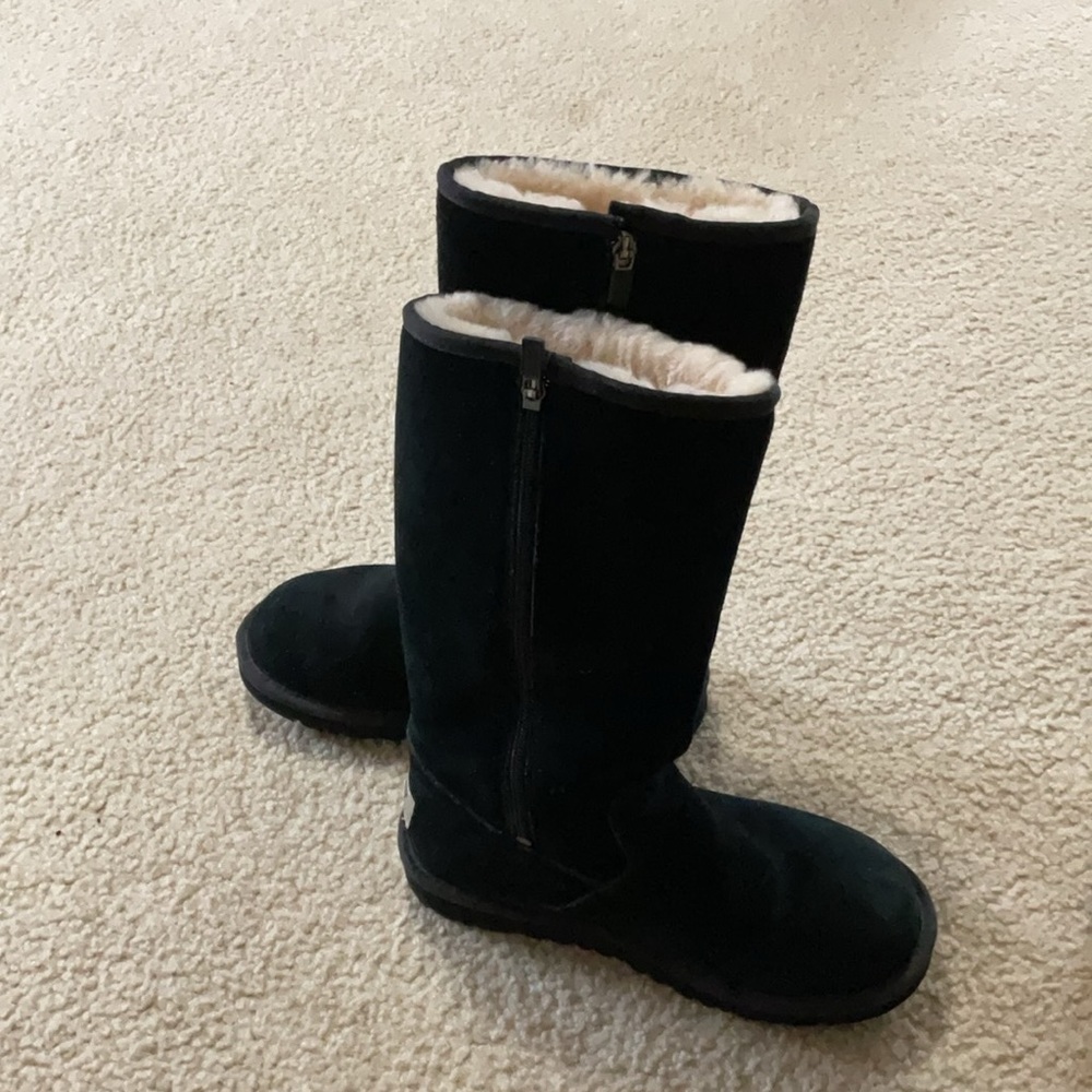 UGG ..Black boots ..very warm ..good condition